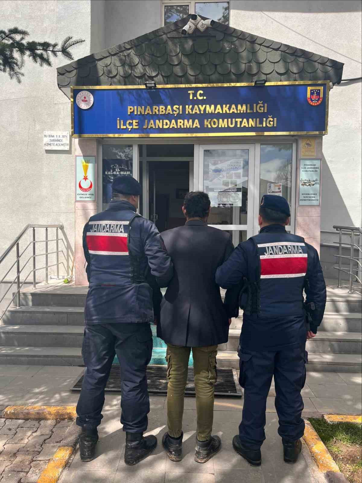 KAYSERİ'NİN PINARBAŞI İLÇESİNDE YEMEK YETMEDİĞİNİ İLERİ SÜREREK ZİNCİRLE AĞACI ASTIĞI KÖPEĞİN...