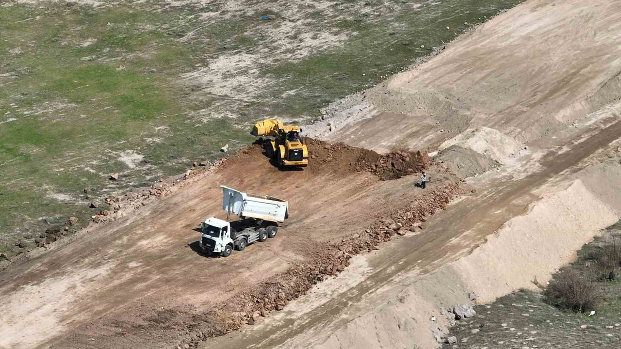 KAYSERİ BÜYÜKŞEHİR BELEDİYESİ; ERTUĞRULGAZİ MAHALLESİ’NDE YAPIMI SÜREN İMAR YOLLARI İLE KENTİN...