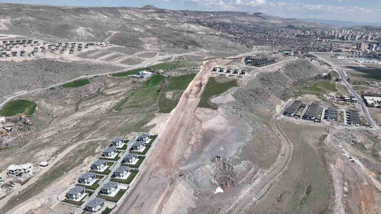 KAYSERİ BÜYÜKŞEHİR BELEDİYESİ; ERTUĞRULGAZİ MAHALLESİ’NDE YAPIMI SÜREN İMAR YOLLARI İLE KENTİN...