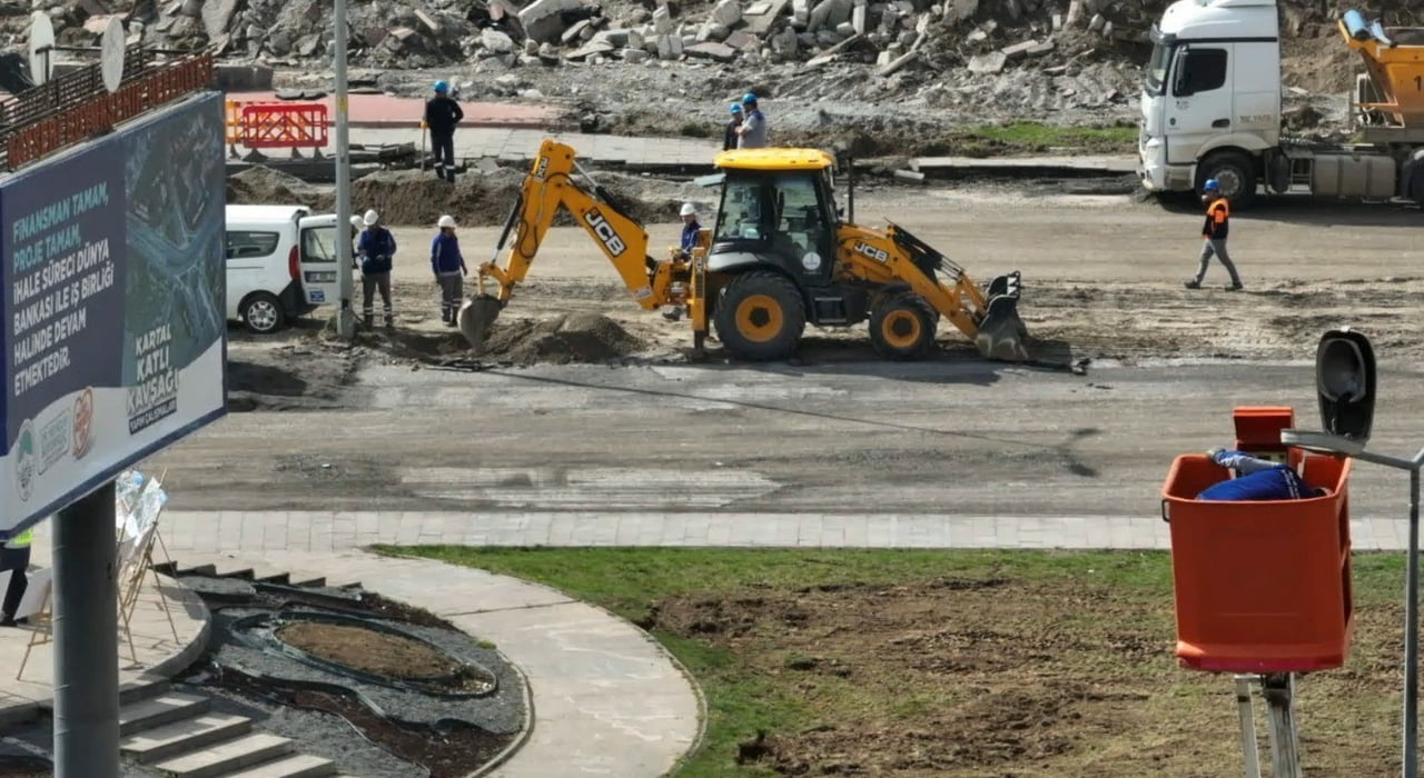 KAYSERİ BÜYÜKŞEHİR BELEDİYESİ, PAZAR GÜNÜNDE DE SAHADAKİ YOĞUN MESAİSİNİ SÜRDÜRÜYOR. KARTAL KATLI...