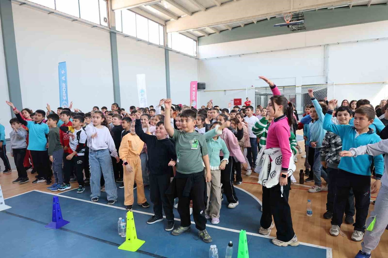 KAYSERİ BÜYÜKŞEHİR BELEDİYESİ SPOR A.Ş., DEVELİ’DE DÜZENLEDİĞİ ETKİNLİKLE 550 ÖĞRENCİYİ SPOR...