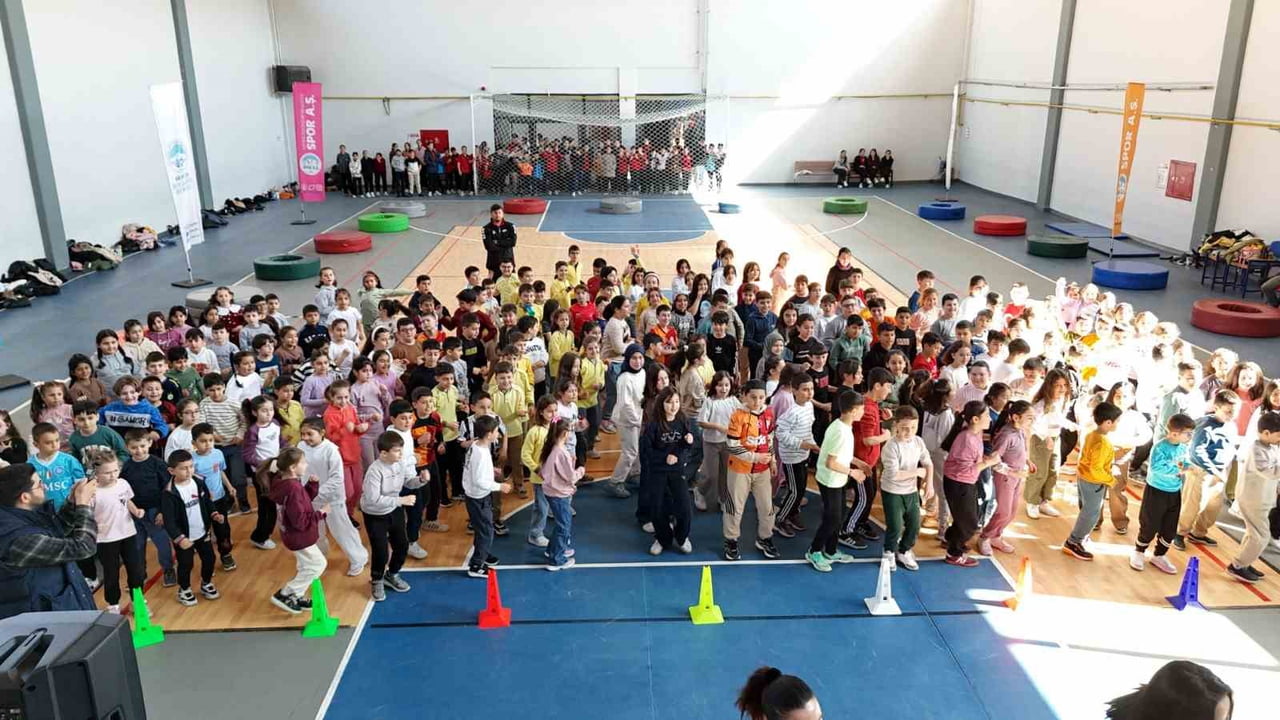 KAYSERİ BÜYÜKŞEHİR BELEDİYESİ SPOR A.Ş., DEVELİ’DE DÜZENLEDİĞİ ETKİNLİKLE 550 ÖĞRENCİYİ SPOR...