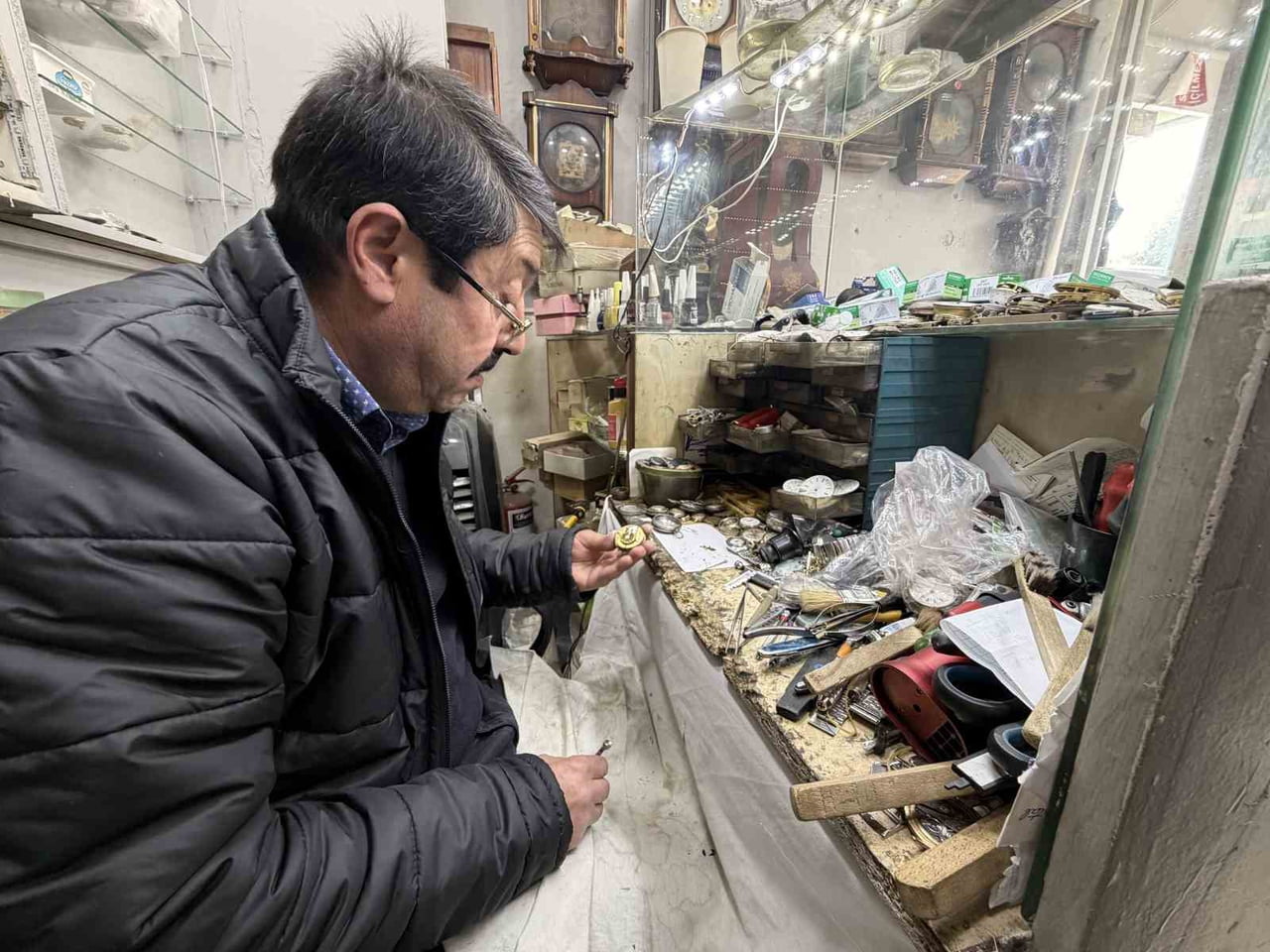 KAYSERİ’DE SAAT TAMİRCİLİĞİ YAPAN İBRAHİM ÇİMEN, 44 YILDIR 250-300 YILLIK SAATLERE İNCE AYAR...