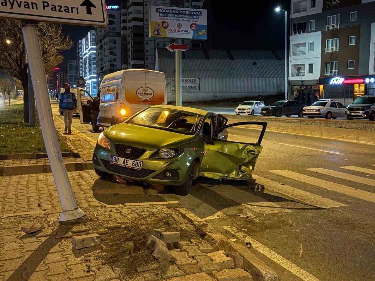 KAYSERİ’NİN KOCASİNAN İLÇESİNDE OTOMOBİL İLE EKMEK TAŞIYAN PANELVAN ARACIN ÇARPIŞTIĞI KAZADA...