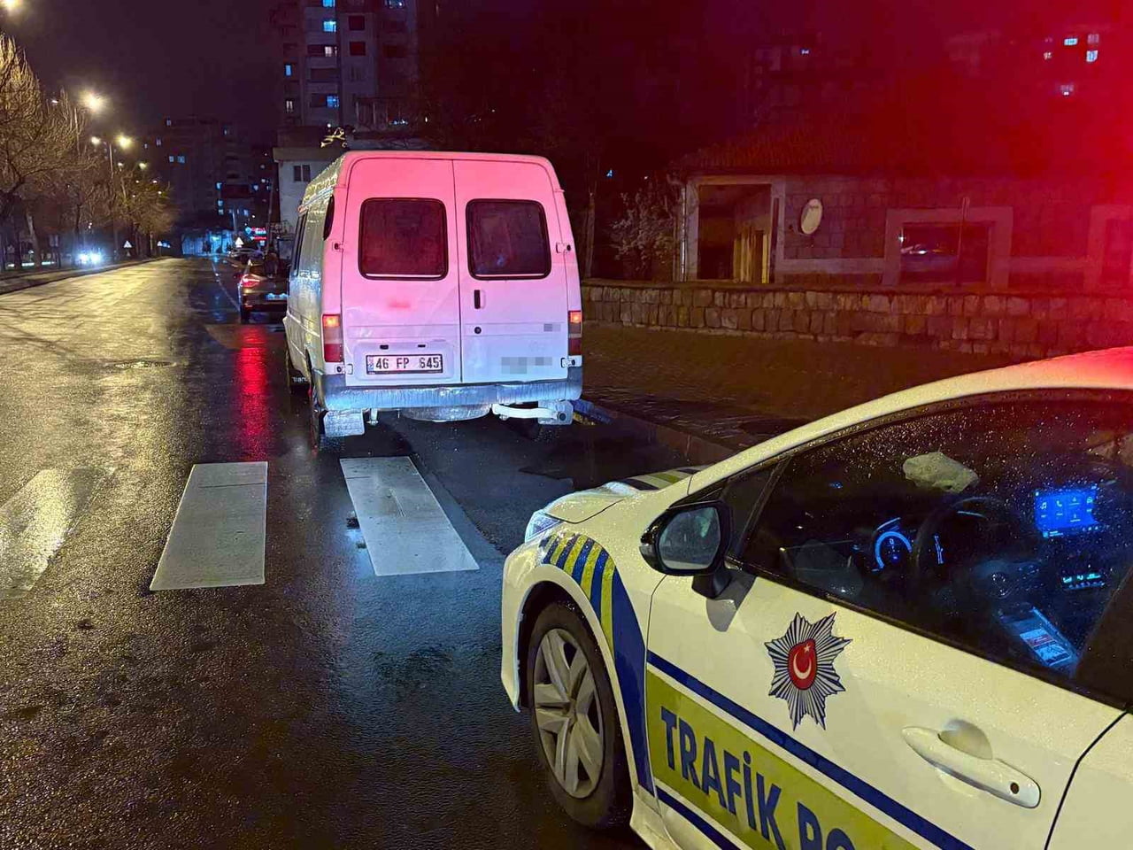 KAYSERİ’NİN KOCASİNAN İLÇESİNDEN POLİSİN ‘DUR’ İHTARINA UYMAYAN SÜRÜCÜ ARAÇLA SIKIŞTIRILDIKTAN...