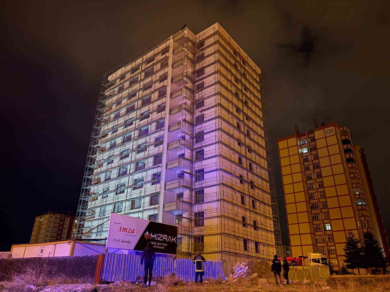 KAYSERİ’NİN MELİKGAZİ İLÇESİNDE 14 KATLI İNŞAATIN ÇATISINA ÇIKARAK, İNTİHARA KALKIŞAN ŞAHIS POLİS...