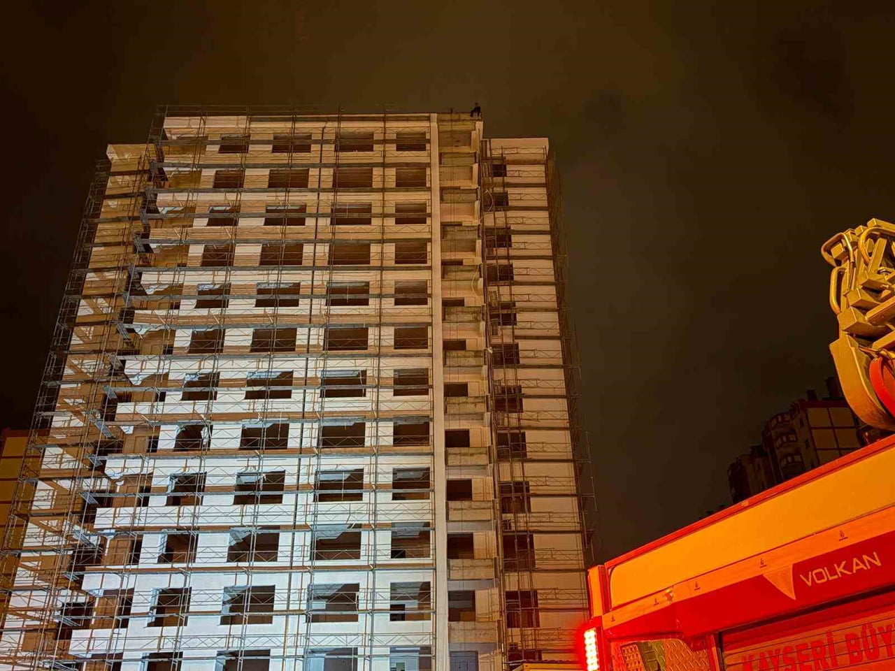 KAYSERİ’NİN MELİKGAZİ İLÇESİNDE 14 KATLI İNŞAATIN ÇATISINA ÇIKARAK, İNTİHARA KALKIŞAN ŞAHIS POLİS...