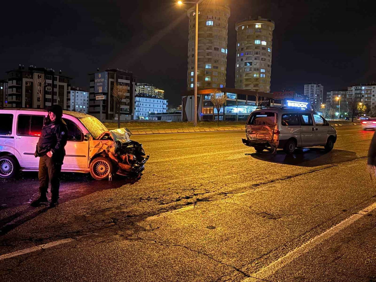 KAYSERİ’NİN MELİKGAZİ İLÇESİNDE HAFİF TİCARİ ARAÇ, ARIZA YAPIP, YOLDA KALAN MİNİBÜSE ARKADAN...