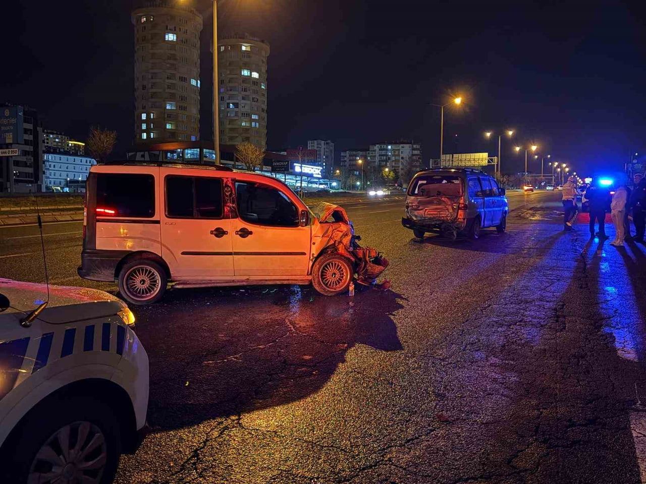 KAYSERİ’NİN MELİKGAZİ İLÇESİNDE HAFİF TİCARİ ARAÇ, ARIZA YAPIP, YOLDA KALAN MİNİBÜSE ARKADAN...