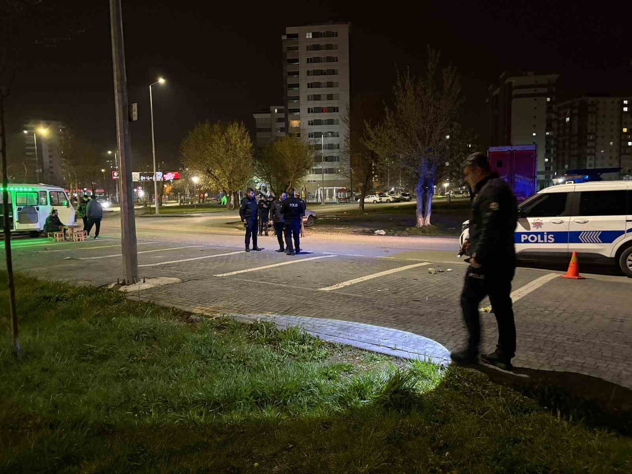 KAYSERİ’NİN MELİKGAZİ İLÇESİNDE İKİ GRUP ARASINDA İDDİAYA GÖRE ‘LAF ATMA’ MESELESİNDEN  ÇIKAN...