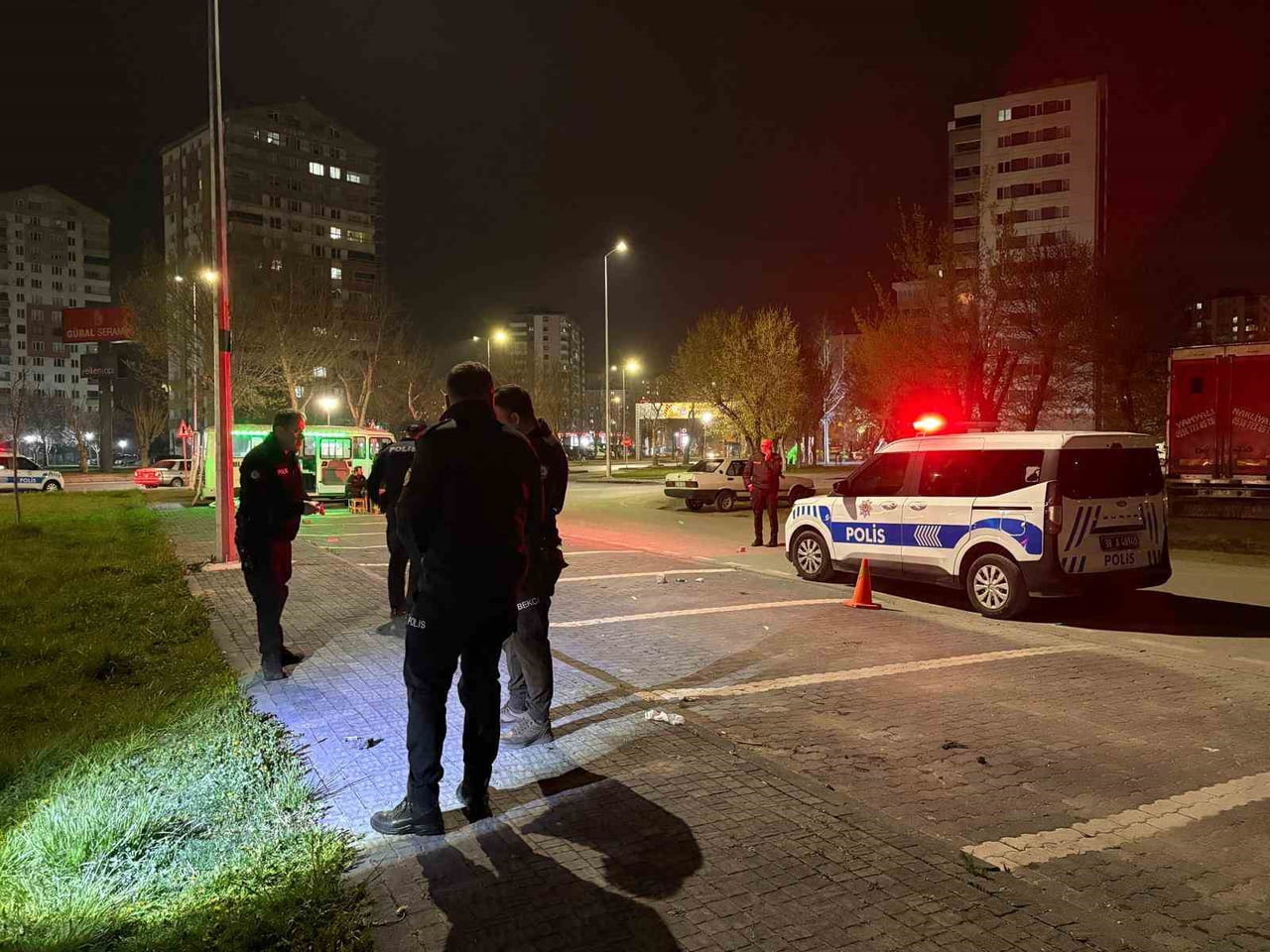 KAYSERİ’NİN MELİKGAZİ İLÇESİNDE İKİ GRUP ARASINDA İDDİAYA GÖRE ‘LAF ATMA’ MESELESİNDEN  ÇIKAN...