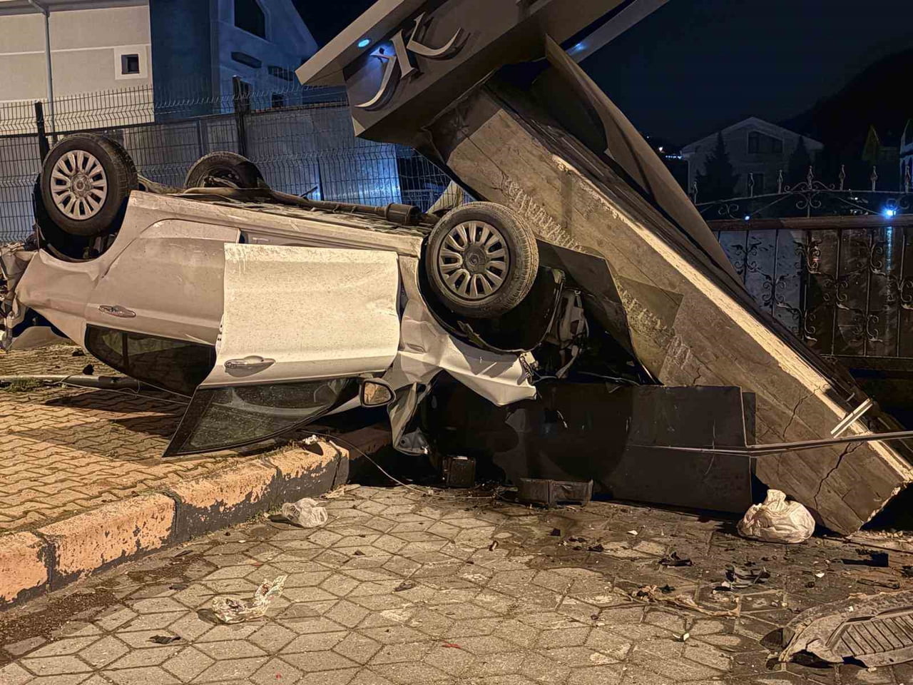 KAYSERİ’NİN MELİKGAZİ İLÇESİNDE KONTROLDEN ÇIKAN OTOMOBİL TAKLA ATARAK, BİR SİTENİN GİRİŞİNE...