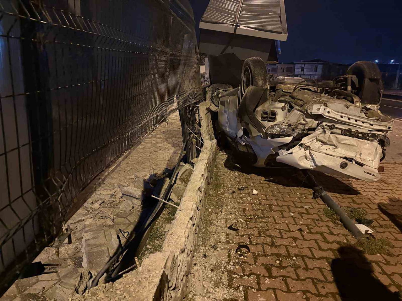 KAYSERİ’NİN MELİKGAZİ İLÇESİNDE KONTROLDEN ÇIKAN OTOMOBİL TAKLA ATARAK, BİR SİTENİN GİRİŞİNE...