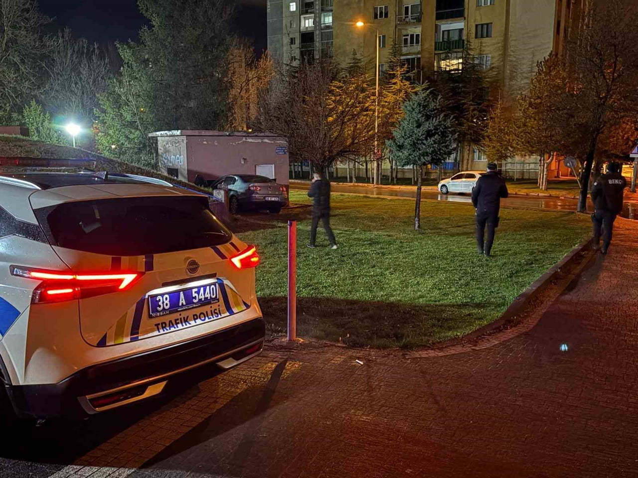 KAYSERİ’NİN MELİKGAZİ İLÇESİNDE YAĞIŞLI HAVADA KONTROLDEN ÇIKAN OTOMOBİL PARKA GİREREK, TEMİZLİK...