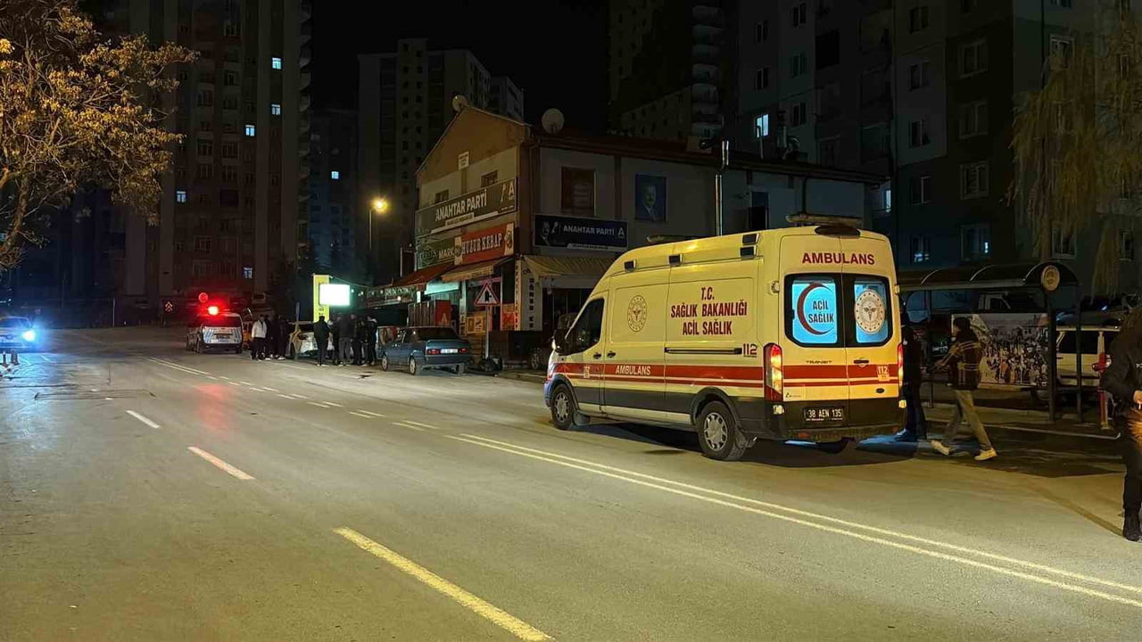 KAYSERİ’NİN TALAS İLÇESİNDE İKİ GRUP ARASINDA ÇIKAN BIÇAKLI KAVGADA 2 ŞAHIS YARALANDI. ELİNDEN VE...