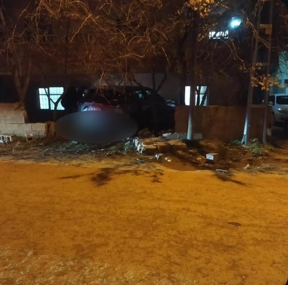 KAYSERİ’NİN YAHYALI İLÇESİNDE SÜRÜCÜSÜNÜN DİREKSİYON HAKİMİYETİNİ KAYBETTİĞİ OTOMOBİLİN BAHÇE...