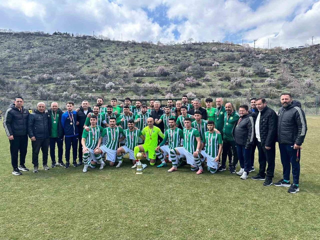 KAYSERİ ŞEKER MUSTAFA KILIÇ SÜPER AMATÖR KÜME ŞAMPİYONU KAYSERİ ŞEKERSPOR KUPASINI VE MADALYASINI...