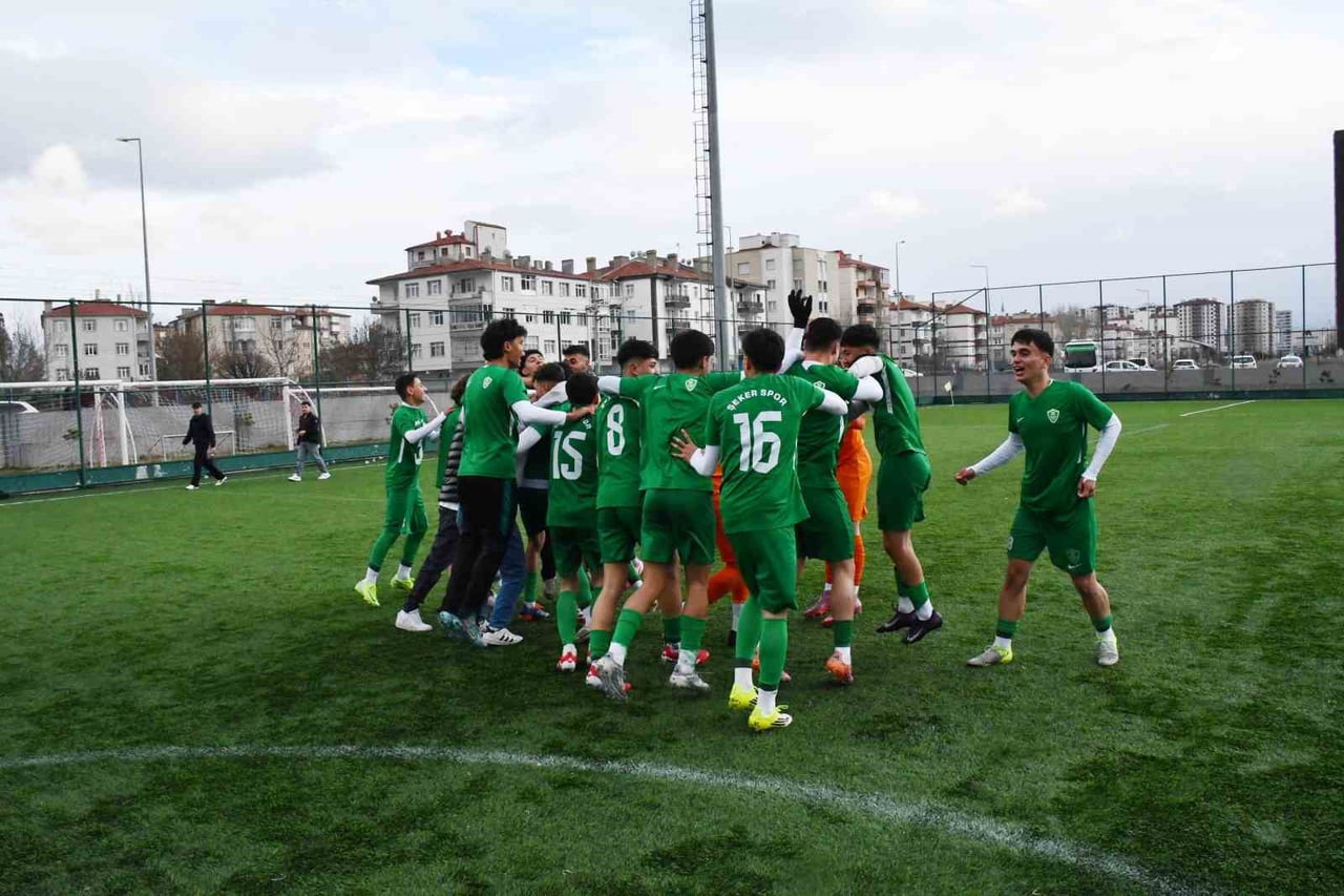 KAYSERİ U18 LİGİ PLAY-OFF FİNAL MAÇINDA KAYSERİ ŞEKERSPOR, RAKİBİ KALESPOR’U İKİNCİ YARIDA BULDUĞU...