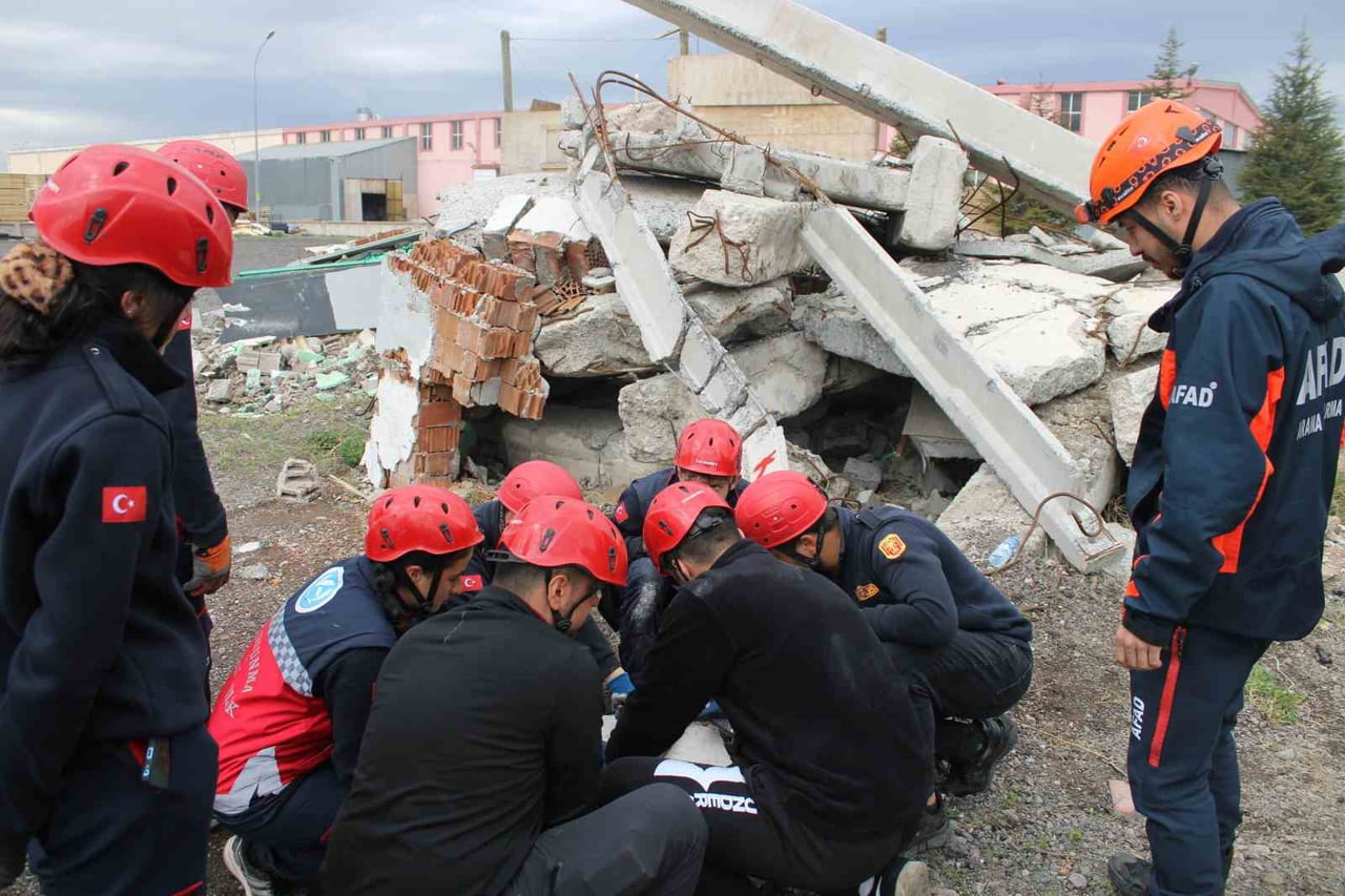 KAYSERİ ÜNİVERSİTESİ BÜNYAN MESLEK YÜKSEKOKULU İTFAİYECİLİK VE SİVİL SAVUNMA BÖLÜMÜ ÖĞRENCİLERİ;...