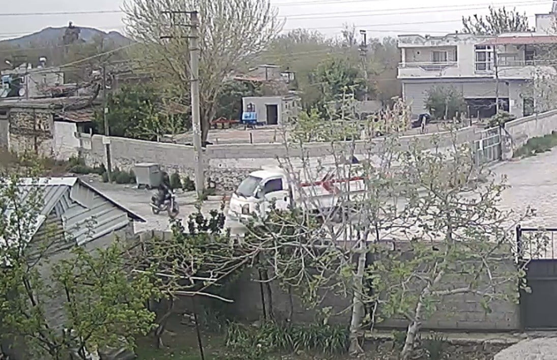KAZA ANI BİR EVİN GÜVENLİK KAMERASINA YANSIDI.