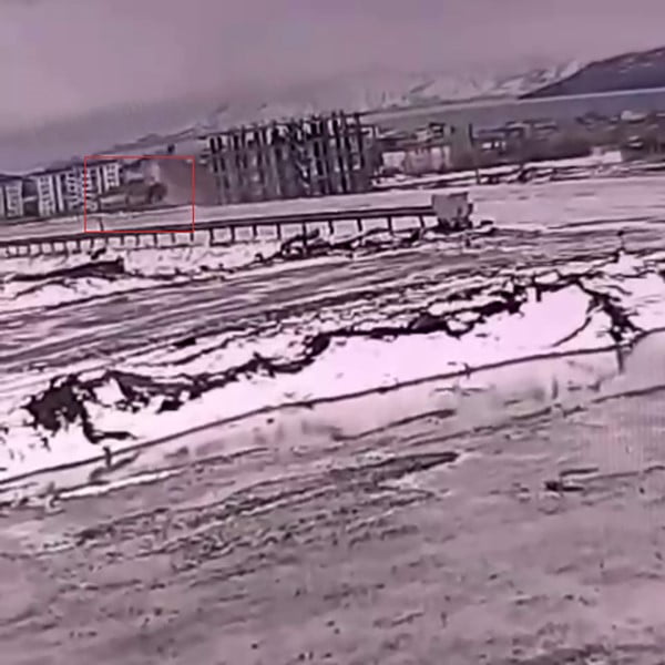 KAZA ANI BİR İŞYERİNİN GÜVENLİK KAMERASINA YANSIDI.