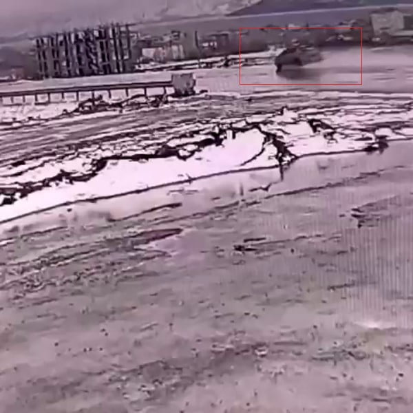 KAZA ANI BİR İŞYERİNİN GÜVENLİK KAMERASINA YANSIDI.