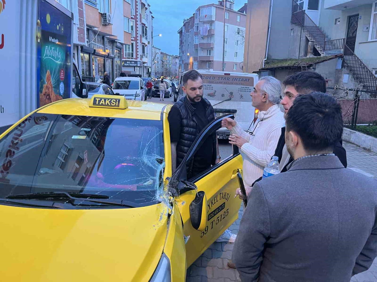 KAZA SONRASI BURNUNDAN HAFİF YARALANAN TAKSİ ŞOFÖRÜ SEZER E., OLAY YERİNE GELEN SAĞLIK EKİPLERİNİN...