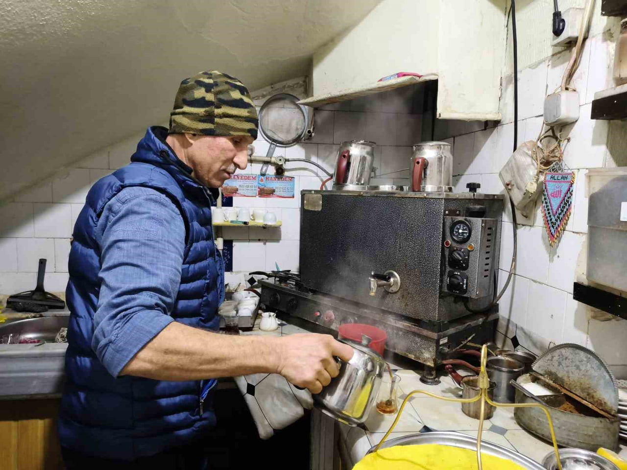 KAZADA BİR KOLUNU KAYBEDEN 65 YAŞINDAKİ İBRAHİM ÇELİK, YAŞAM TUTKUSUNU KAYBETMEYİP ÇOCUKLARI VE...