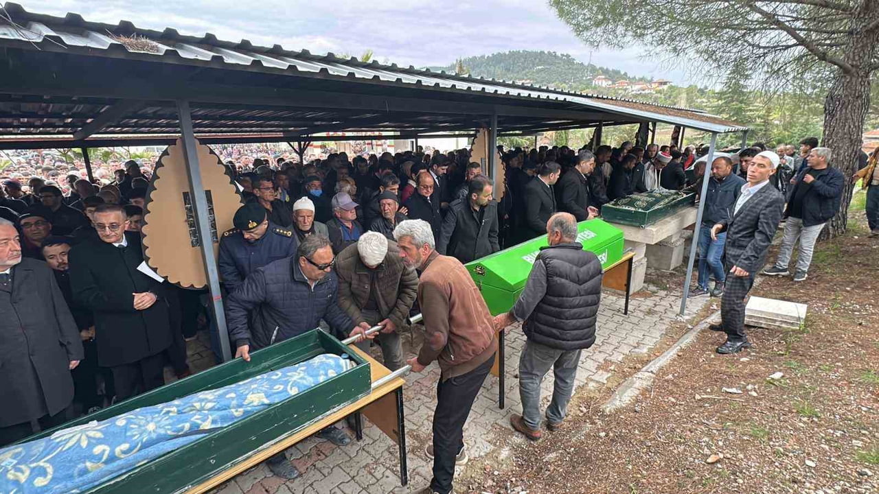 KAZADA HAYATINI KAYBEDEN 4 KİŞİ YAN YANA KILINAN CENAZE NAMAZININ ARDINDAN TOPRAĞA VERİLDİ.