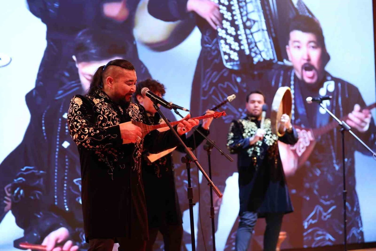 KAZAK KÜLTÜRÜNÜN TINILARINI VE TÜRK RUHUNU SAHNEYE TAŞIYAN ALATAU SERİLERİ, YENİ ALBÜMÜNÜN...