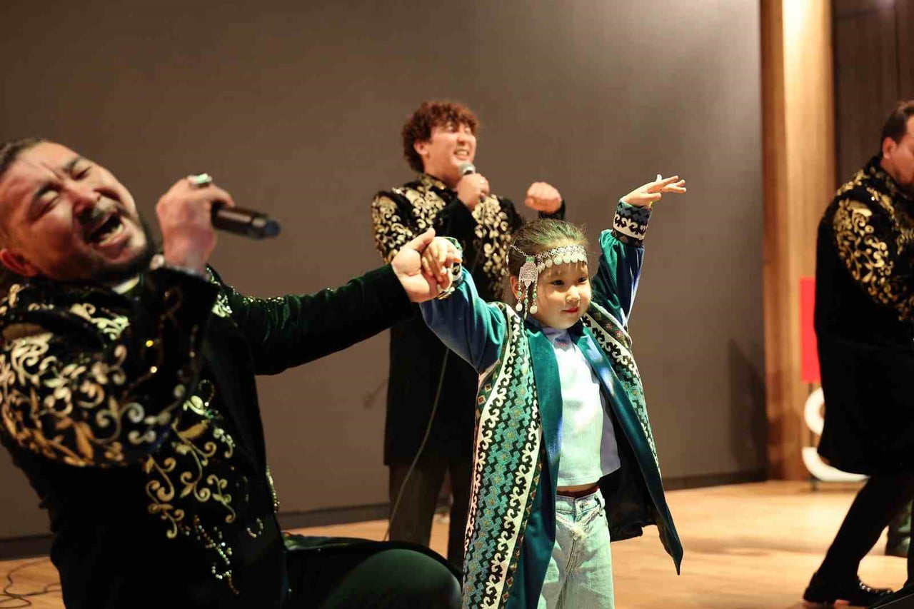 KAZAK KÜLTÜRÜNÜN TINILARINI VE TÜRK RUHUNU SAHNEYE TAŞIYAN ALATAU SERİLERİ, YENİ ALBÜMÜNÜN...