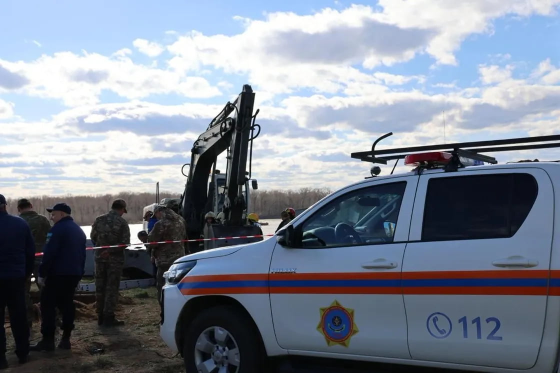 KAZAKİSTAN'IN PAVLODAR KENTİNDE SU BORUSU ÇALIŞMALARI SIRASINDA MEYDANA GELEN TOPRAK GÖÇÜK...