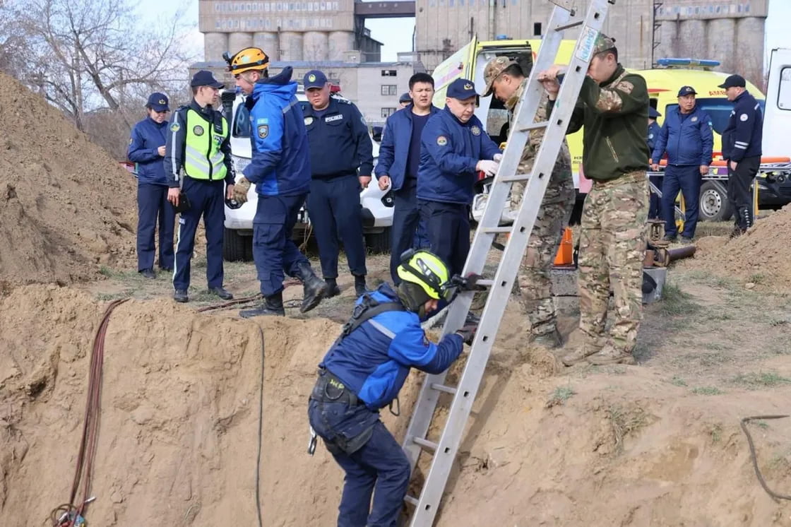 KAZAKİSTAN'IN PAVLODAR KENTİNDE SU BORUSU ÇALIŞMALARI SIRASINDA MEYDANA GELEN TOPRAK GÖÇÜK...