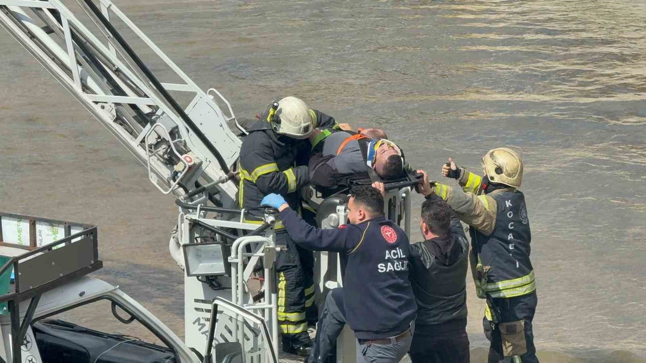 KAZANIN ARDINDAN ARAÇ İÇİNDE BİLİNCİ KAPALI HALDE BULUNAN SÜRÜCÜYE İTFAİYE EKİPLERİ TARAFINDAN...