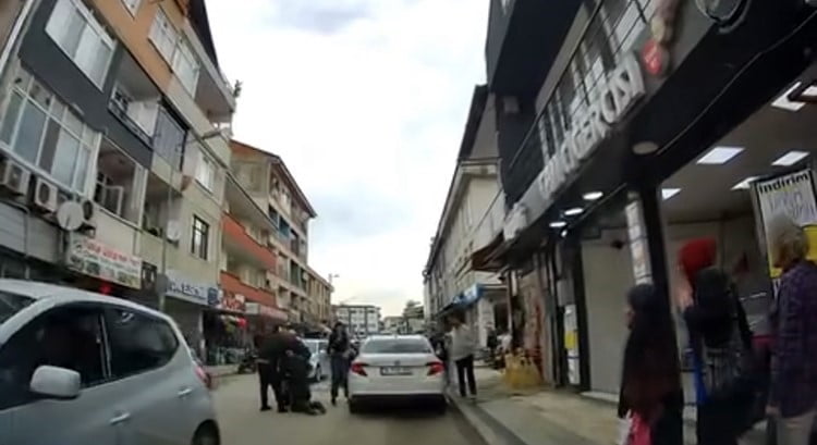 KAZANIN ARDINDAN PANİKLE OTOMOBİLDEN İNEN SÜRÜCÜ YOLCU KOLTUĞUNA GEÇİP, DİREKSİYONU YANINDAKİ...