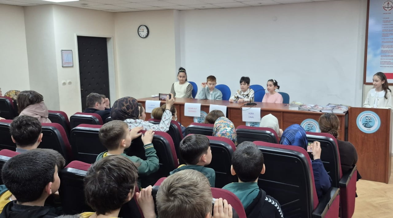 KENDİ KİTAPLARINI OKUYUCULARLA BULUŞTURAN DÖRT ÖĞRENCİ, BAFRA KIZILIRMAK İLKOKULU KONFERANS...