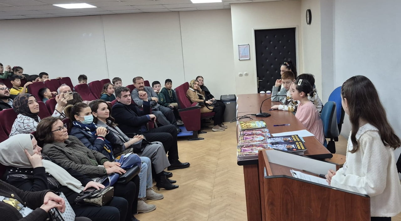 KENDİ KİTAPLARINI OKUYUCULARLA BULUŞTURAN DÖRT ÖĞRENCİ, BAFRA KIZILIRMAK İLKOKULU KONFERANS...