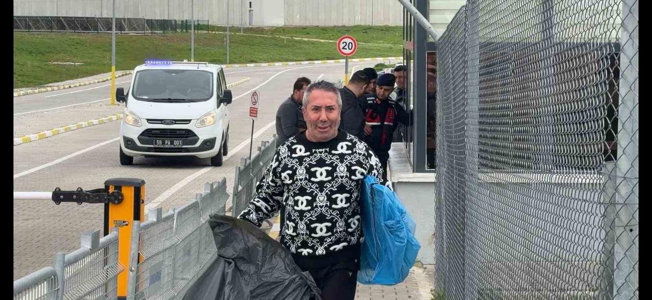 KENDİSİNE AİT SOSYAL MEDYA HESABINDAN BAŞÖRTÜSÜ TAKARAK YAPTIĞI PAYLAŞIM NEDENİYLE HAKKINDA DAVA...