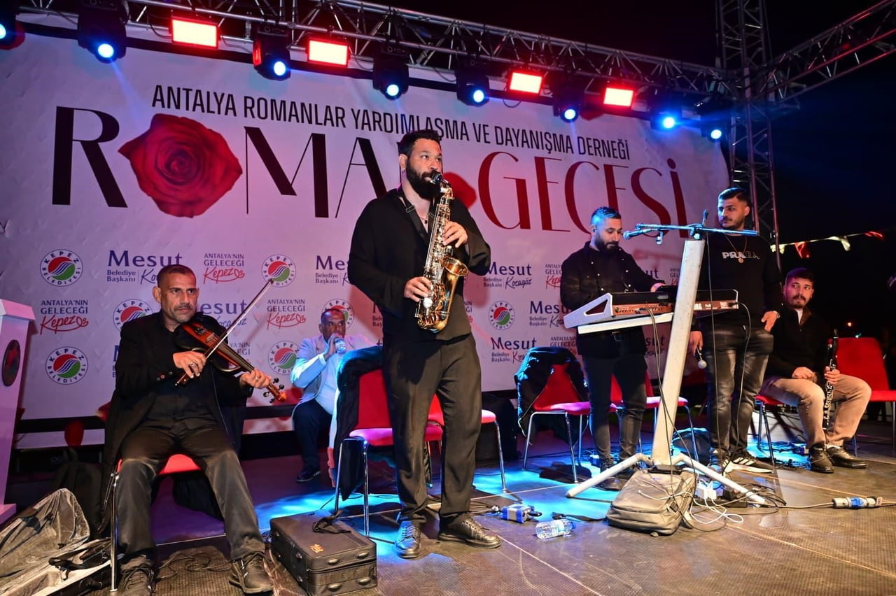 KENT MEYDANI'NDA GERÇEKLEŞTİRİLEN ‘ROMAN GECESİ'NDE ROMANLAR MÜZİK VE DANS EŞLİĞİNDE DOYASIYA...