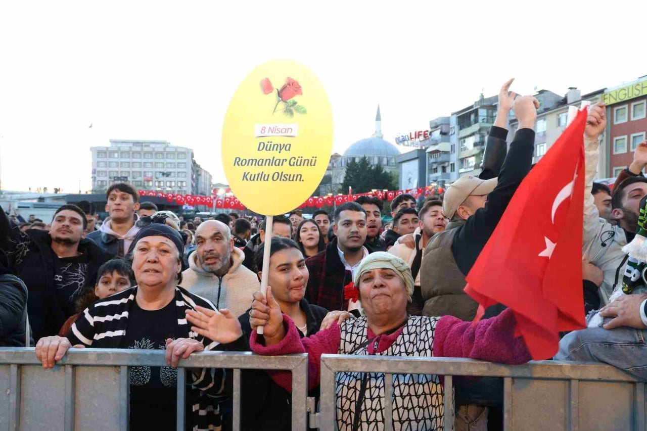 KENT MEYDANI’NDAKİ PROGRAMA KATILIM YOĞUN OLDU