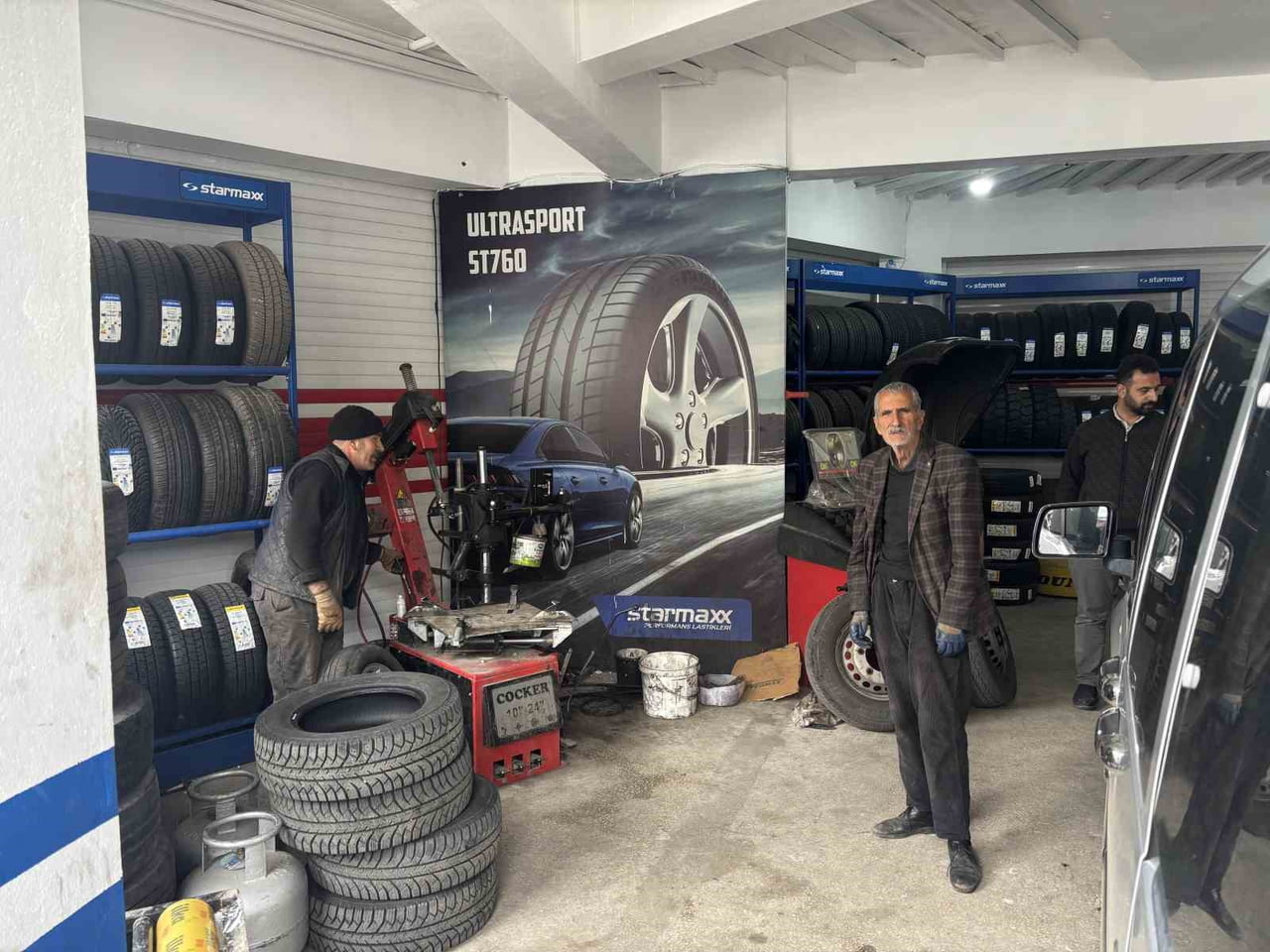 KENTTE ETKİSİNİ SÜRDÜREN SERİN HAVA VE ZAMAN ZAMAN GÖRÜLEN YAĞIŞLAR, SÜRÜCÜLERİN LASTİK DEĞİŞİM...