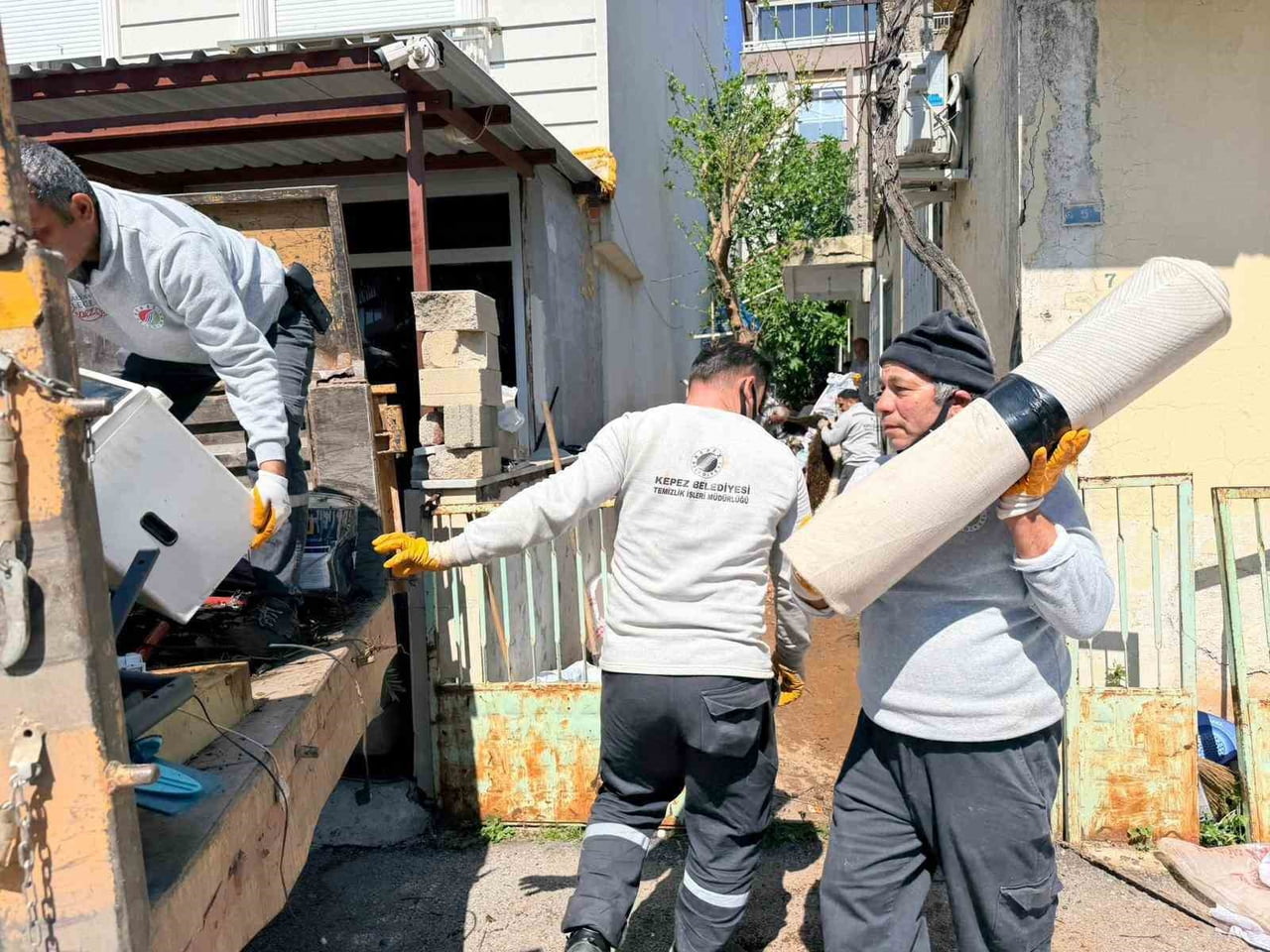 KEPEZ BELEDİYESİ, KÜTÜKÇÜ MAHALLESİ’NDE YAŞAYAN 44 YAŞINDAKİ İ.K.’NİN MÜSTAKİL EVİNİN BAHÇESİNDEN...