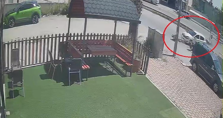 KEPEZ İLÇESİNDE MOTOSİKLET İLE OTOMOBİL ÇARPIŞTI. KAZA ANI BİR İŞYERİNİN GÜVENLİK KAMERASINA...