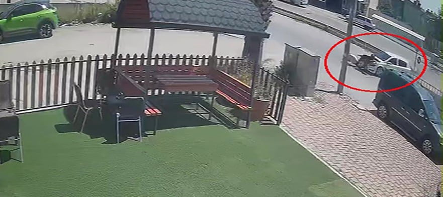 KEPEZ İLÇESİNDE MOTOSİKLET İLE OTOMOBİL ÇARPIŞTI. KAZA ANI BİR İŞYERİNİN GÜVENLİK KAMERASINA...