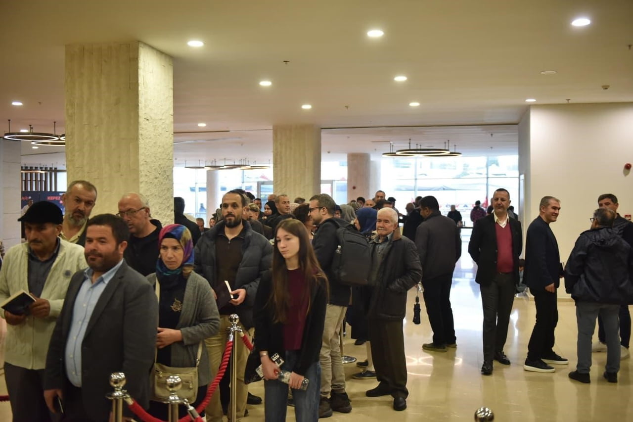 KEPEZ KİTAP FUARI’NA KATILAN YAZAR HACI YUSUF SAYIN, YENİ ROMANI ZENGİBAR’IN GÖLGESİNİ OKURLARIYLA...