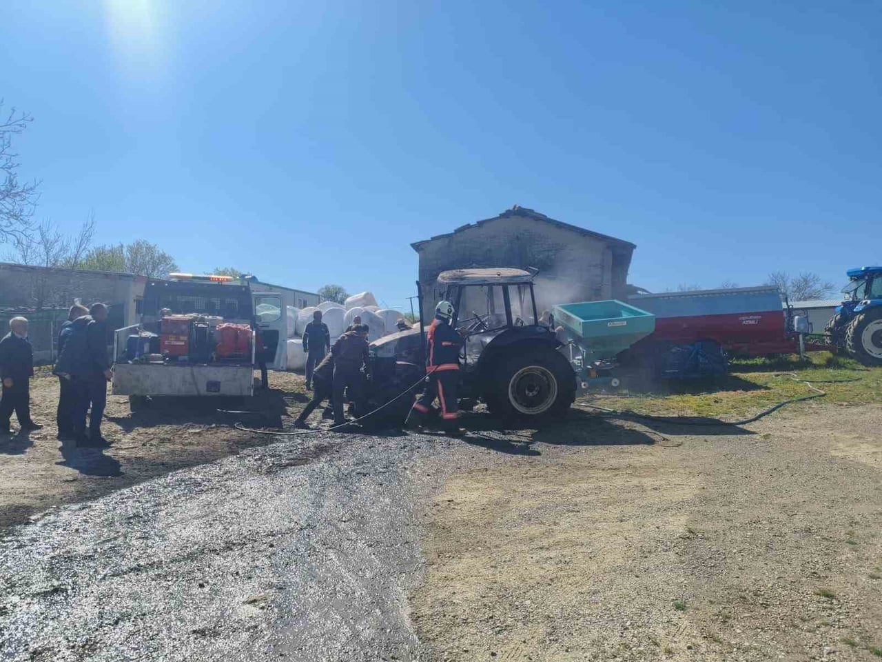 KEŞAN'DA YANGIN ÇIKAN TRAKTÖR KULLANILAMAZ HALE GELDİ