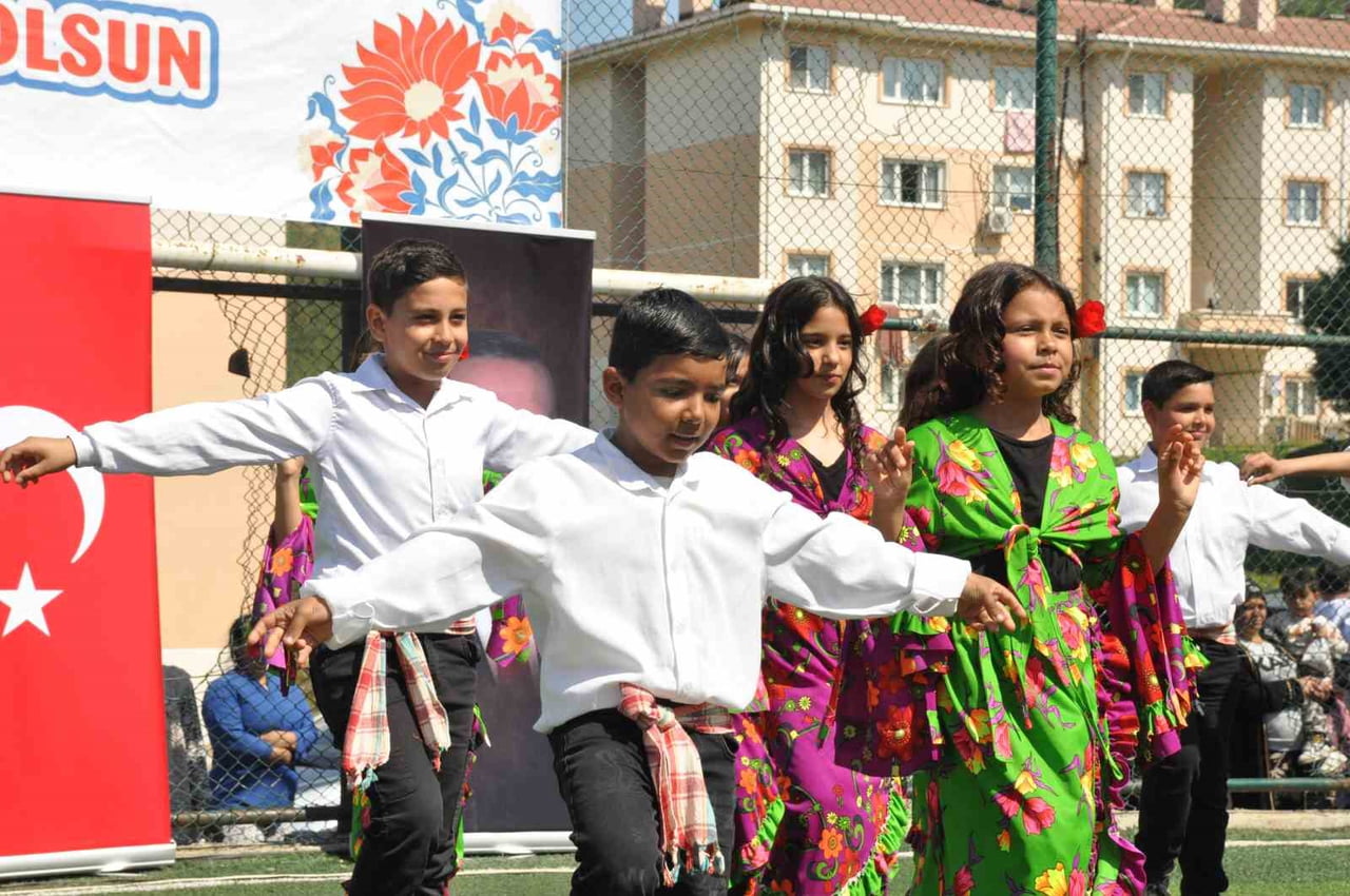 KEŞAN’DA ROMANLAR GÜNÜ KUTLAMALARI RENKLİ GÖRÜNTÜLERE SAHNE OLDU