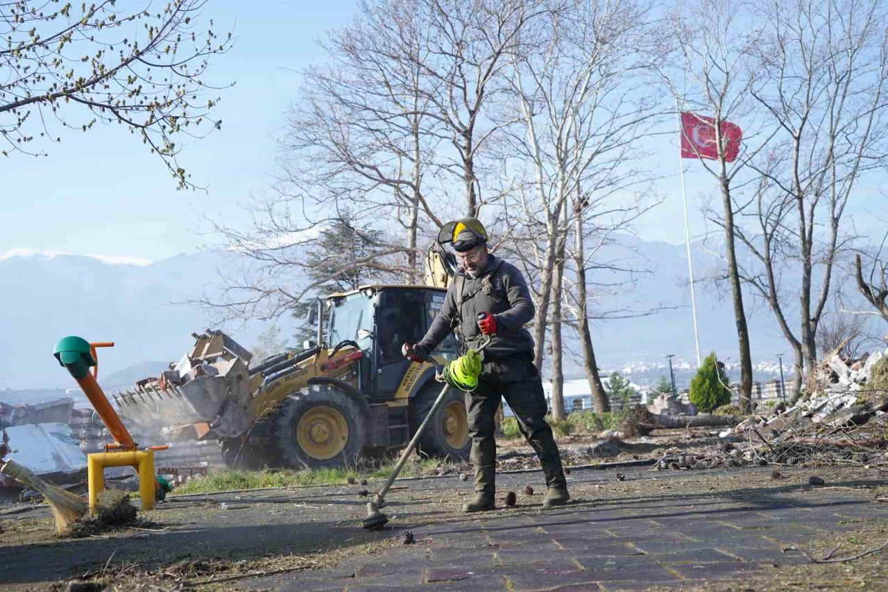 KESTEL BELEDİYESİ, BAHAR MEVSİMİ ÖNCESİNDE İLÇE GENELİNDE BAŞLATTIĞI PEYZAJ, TEMİZLİK VE BAKIM...