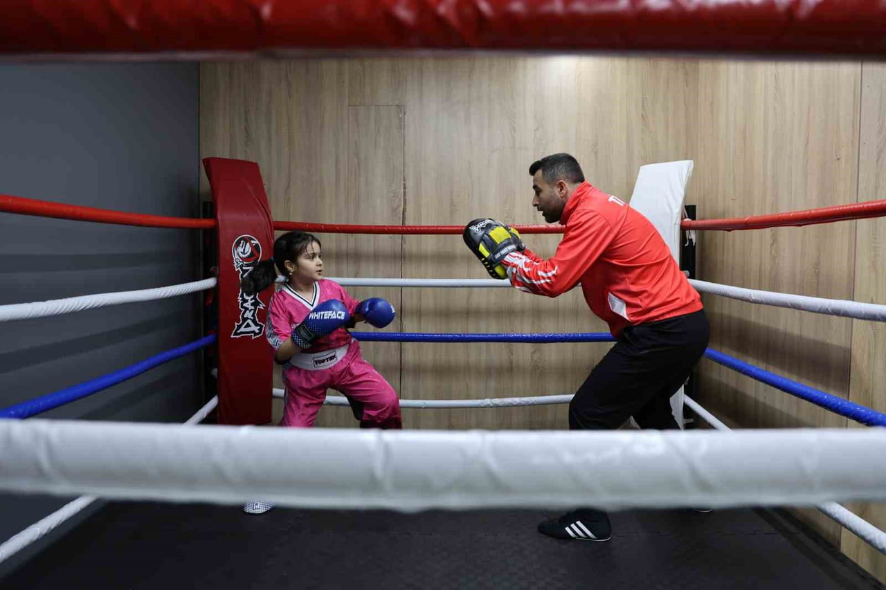 KİCK BOKS ANTRENÖRÜ SERCAN AKDENİZ, AKRAN ZORBALIĞINA MARUZ KALAN KIZINI KİCK BOKS İLE TANIŞTIRDI....