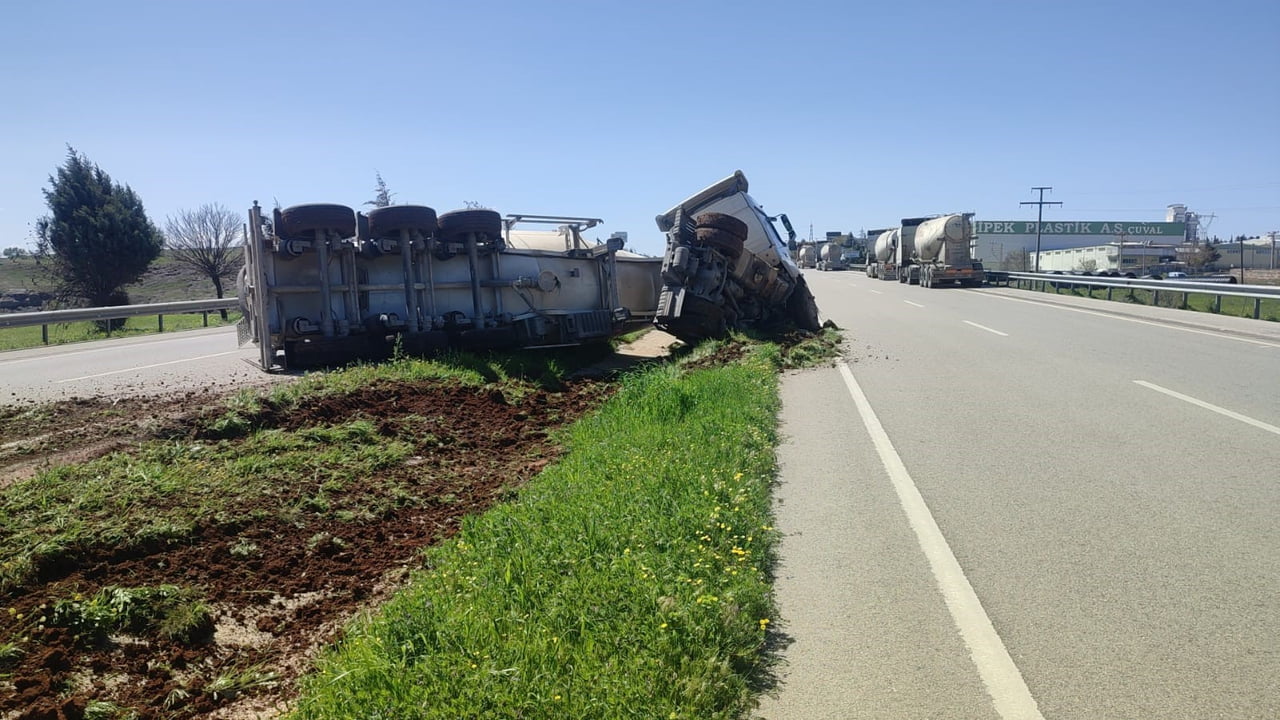 KİLİS-GAZİANTEP KARAYOLUNDA BETON MİKSERİ DEVRİLDİ